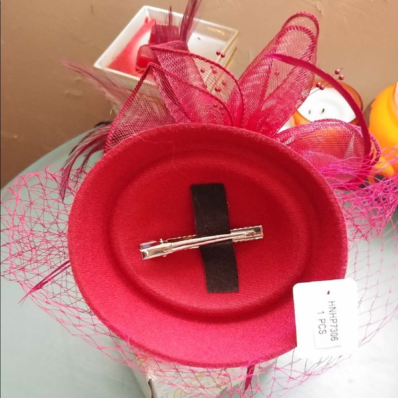 Cute hat with clip NWT - Picture 6 of 6